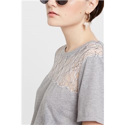 Camiseta floral con encaje