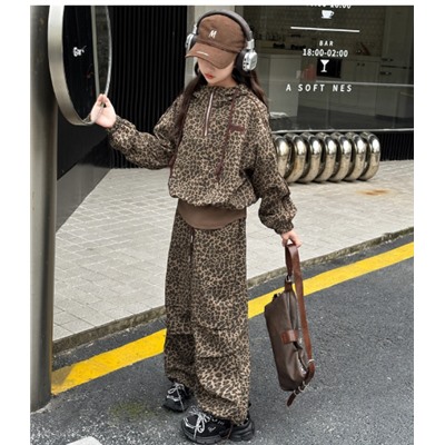 Спортивный костюм. В трендовой расцветке - леопард