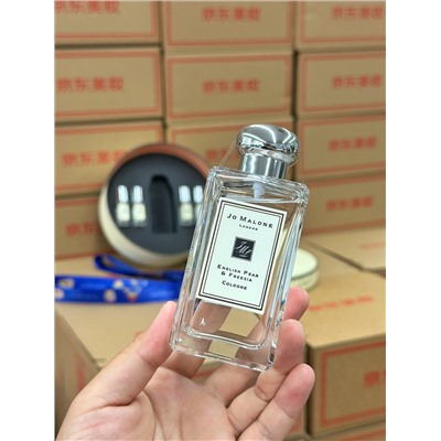 Круглая подарочная коробка🎁» медвежонка Джо Мэлоуна Паддингтона такая милая😍😍 ⚠️В упаковке: духи «Английская груша и фрезия»*1 (100 мл). Духи с шалфеем и морской солью*1 (9 мл) Духи «Лайм, базилик и цитрусовые»*1 (9 мл) Духи с медом и нектарином*1 (9 мл) Духи Blue Wind Chime*1 (9 мл)