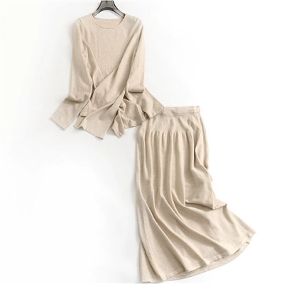 Трикотажный костюм с юбкой