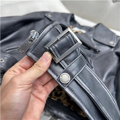 Материал: импортная 100% овчина, итальянская овчина | Все фурнитурные молнии и кнопки изготовлены из ZP с логотипом бренда, а внутренняя подкладка соответствует ZP.  На ощупь мягкий, эластичный и очень удобный. Натуральная кожа имеет естественную текстуру и высококлассный блеск