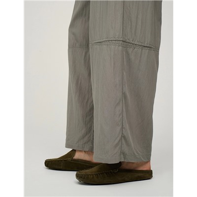 Зеленые брюки с вырезом ниже колена