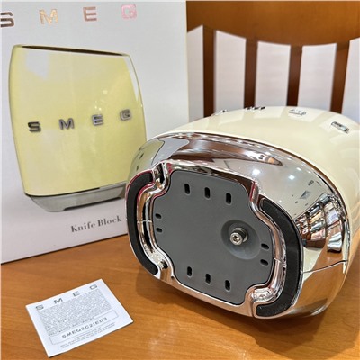 Набор из 7 предметов для ретро-ножей SMEG Blue Knife, потолок стоимости ножей  Нож изготовлен из импортной нержавеющей стали марки 304, которая безопасна, полезна для здоровья, долговечна и износостойка. Интегрированная ручка очень удобна и легка в использовании.  В комплект входят универсальный нож, нож для мяса, нож сантоку, нож для хлеба, поварской нож и подставка для ножей, всего 7 предметов!