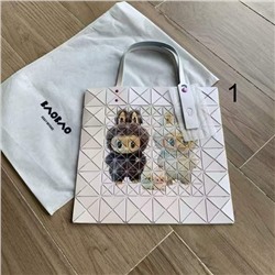 Интересная модель шопера с изображением LABUB*U