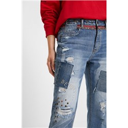 Pantalón vaquero Boyfriend tachuelas