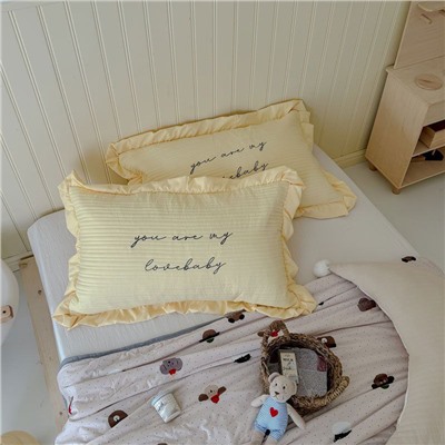 Какая нежность 🥰  Стеганая кружевная наволочка с вышивкой 💓