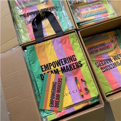 Лимитированный товар  195  Подарочная холщовая сумка DIOR Dior foreign counter  Сумка имеет широкое дно и очень практичная Размер: 32.5*6.5*36.5 см