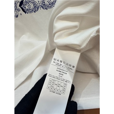 Футболки WEEKEND MAX MARA 26-style LOVE letter 1983. Эта серия — точная копия оригинального дизайна, с очень аккуратной строчкой и этикеткой, изготовленной на заказ. Изготовлены из комфортной и приятной для кожи ткани из чистого хлопка.