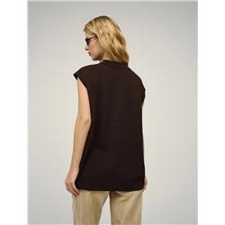 Коричневый вязаный жилет с воротником