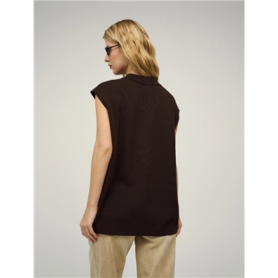 Коричневый вязаный жилет с воротником