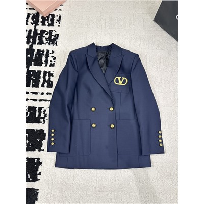 высокая версия пиджак, , подиумный стиль, изысканная вышивка золотой нитью, кастомизация формованных кнопок фурнитуры, кнопок всего двести и они ничем не отличаются от YB