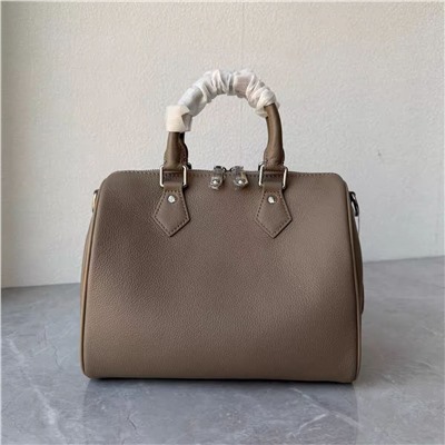 Вместительная женская кожаная сумка