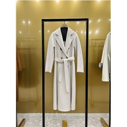 Maxmara Bondone имеет большую длину и больше подходит для женщин ростом выше 163 см. Изготовлен из двухрядной роговой пряжки и гофрированного кашемира. Все изделие сшито вручную. Ткань: 100% кашемир. Распродажа  оригинальный сингл