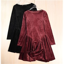 Бархатное платье с круглым вырезом и длинными рукавами