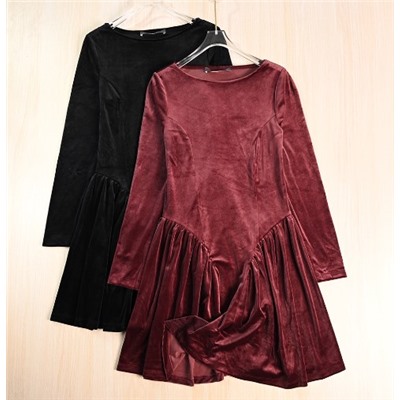 Бархатное платье с круглым вырезом и длинными рукавами