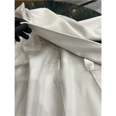 Maxmara Bondone имеет большую длину и больше подходит для женщин ростом выше 163 см. Изготовлен из двухрядной роговой пряжки и гофрированного кашемира. Все изделие сшито вручную. Ткань: 100% кашемир. Распродажа  оригинальный сингл