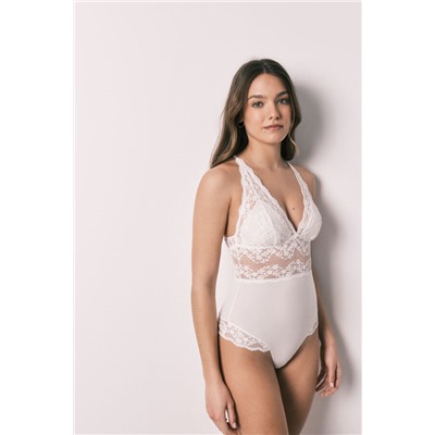 Body triangular modal y encaje blanco