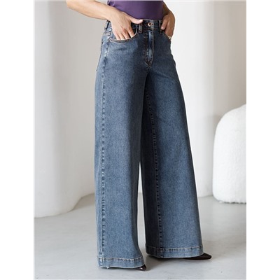 Широкие джинсы с декоративной стиркой из эластичного плотного денима