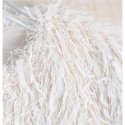 Стильный женственный жакет с блестящими шелковыми кисточками и отделкой из перьев.