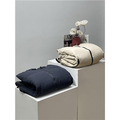 Высококачественный пуховик из высококачественного белого утиного пуха для дополнительного тепла. Требования к каждой детали очень строгие, требования к качеству изготовления ткани и другим аспектам тоже очень высокие! Классический и универсальный стиль обладает лучшими ветрозащитными и дышащими свойствами, что делает его более удобным в ношении и гибким при движении. Однотонный дизайн прост и элегантен. Обычно его сочетают со свитером или свитером, чтобы сохранить свежесть, чистоту и тепло. Пуховик – теплый и стильный.