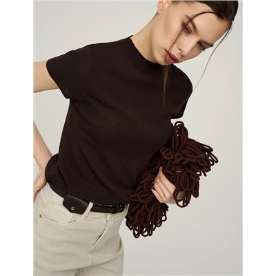 Коричневый джемпер с воротником стойкой