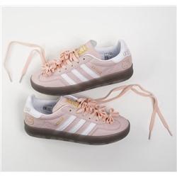 ⏺Adidas Gazelle x Hello Kitty