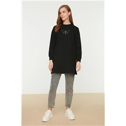 TRENDYOL MODEST Siyah Bisiklet Yaka Yırtmaç Detaylı Baskılı Örme Sweatshirt TCTAW22TW0193