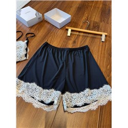 Красивая женская пижама с кружевом  LA PERL*A  В черном цвете Топ+шорты