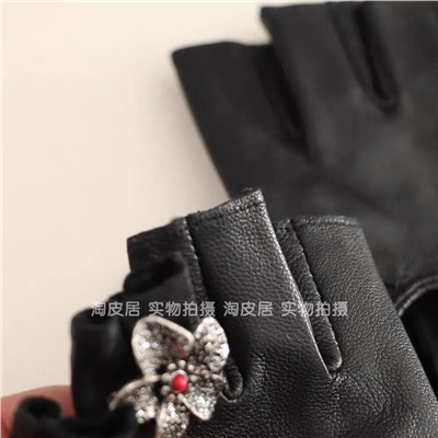 Женские кожаные перчатки Zar*a  с короткими пальцами, декорированное украшением