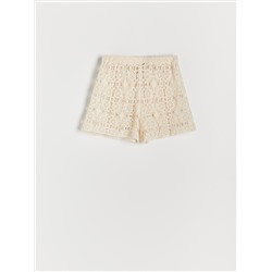 шорты с дырочками