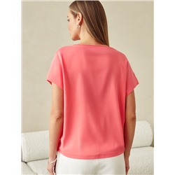 Футболка с V-вырезом и цельнокроеным рукавом из премиального хлопка с эластаном