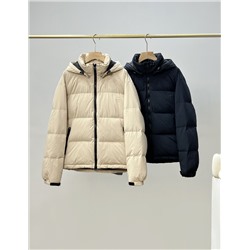 Высококачественный пуховик из высококачественного белого утиного пуха для дополнительного тепла. Требования к каждой детали очень строгие, требования к качеству изготовления ткани и другим аспектам тоже очень высокие! Классический и универсальный стиль обладает лучшими ветрозащитными и дышащими свойствами, что делает его более удобным в ношении и гибким при движении. Однотонный дизайн прост и элегантен. Обычно его сочетают со свитером или свитером, чтобы сохранить свежесть, чистоту и тепло. Пуховик – теплый и стильный.