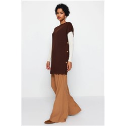 TRENDYOL MODEST Kahverengi Yanları Düğme Detaylı Triko Süveter TCTAW24UV00027