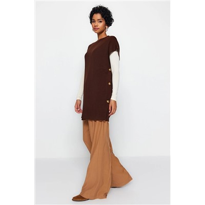 TRENDYOL MODEST Kahverengi Yanları Düğme Detaylı Triko Süveter TCTAW24UV00027