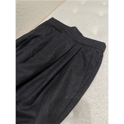 BC Итальянские серые импортные шерстяные повседневные брюки с эластичной резинкой на талии  Очень свободные брюки с эластичной талией. Эксклюзивно изготовленная по индивидуальному заказу импортная ткань из 100% камвольной шерсти, которая имеет нежную и мягкую текстуру и особенно хорошо драпируется. Планка оснащена застежкой-молнией YKK, высококачественной серой, слегка зауженной формой брюк, дизайном с двойными складками, слегка воздушными плавными линиями, изменяющими форму ног.