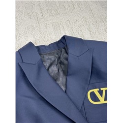 высокая версия пиджак, , подиумный стиль, изысканная вышивка золотой нитью, кастомизация формованных кнопок фурнитуры, кнопок всего двести и они ничем не отличаются от YB