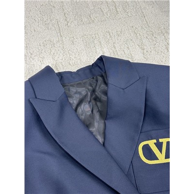 высокая версия пиджак, , подиумный стиль, изысканная вышивка золотой нитью, кастомизация формованных кнопок фурнитуры, кнопок всего двести и они ничем не отличаются от YB