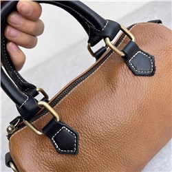 Женская кожаная компактная, при этом  вместительная сумка