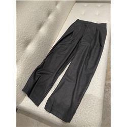 BC Итальянские серые импортные шерстяные повседневные брюки с эластичной резинкой на талии  Очень свободные брюки с эластичной талией. Эксклюзивно изготовленная по индивидуальному заказу импортная ткань из 100% камвольной шерсти, которая имеет нежную и мягкую текстуру и особенно хорошо драпируется. Планка оснащена застежкой-молнией YKK, высококачественной серой, слегка зауженной формой брюк, дизайном с двойными складками, слегка воздушными плавными линиями, изменяющими форму ног.