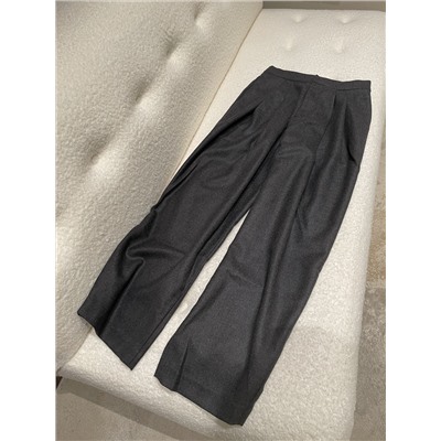 BC Итальянские серые импортные шерстяные повседневные брюки с эластичной резинкой на талии  Очень свободные брюки с эластичной талией. Эксклюзивно изготовленная по индивидуальному заказу импортная ткань из 100% камвольной шерсти, которая имеет нежную и мягкую текстуру и особенно хорошо драпируется. Планка оснащена застежкой-молнией YKK, высококачественной серой, слегка зауженной формой брюк, дизайном с двойными складками, слегка воздушными плавными линиями, изменяющими форму ног.