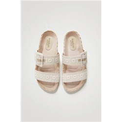 Sandalia plana de crochet