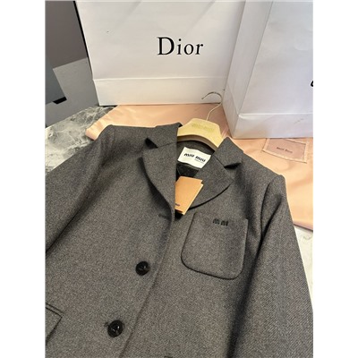 Плотная ткань из 100% шерсти очень широкая, и ее не нужно гладить, чтобы сохранить внешний вид. Элитный вид на все времена. См, два размера, обхват груди 102, д