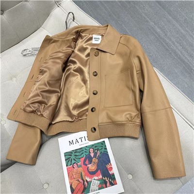 Материал: импортная 100% овчина, итальянская овчина | Все фурнитурные молнии и кнопки изготовлены из ZP с логотипом бренда, а внутренняя подкладка соответствует ZP.  На ощупь мягкий, эластичный и очень удобный. Натуральная кожа имеет естественную текстуру и высококлассный блеск