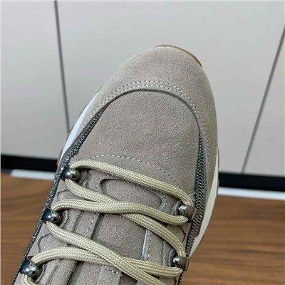 Брунелл* Кучинелл*】повседневные кроссовки. Верх выполнен из импортной воловьей и воловьей кожи. Аксессуары-цепочки из бисера ручной работы! Внутренняя набивка из саржевого хлопка высокой плотности и оригинальная формованная подошва!