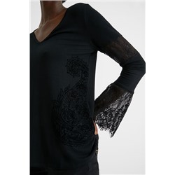 Camiseta mangas campana apliques