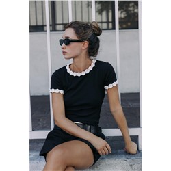 FLOWER DETAIL T-SHIRT