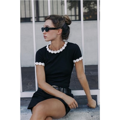 FLOWER DETAIL T-SHIRT