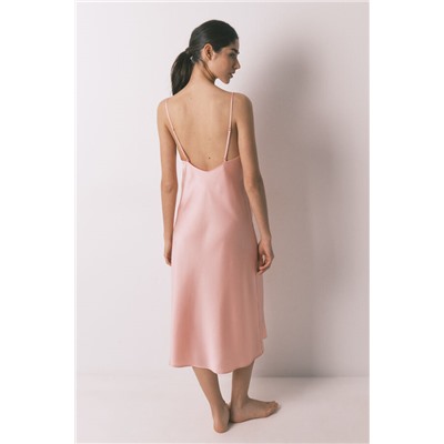 Camisón midi satén y encaje rosa