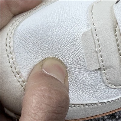 Женские кроссовки