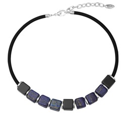 Колье Терра (агат, лазурит 13х13мм, каучук черный; покрытие родий) 40-45см, Есть комплект